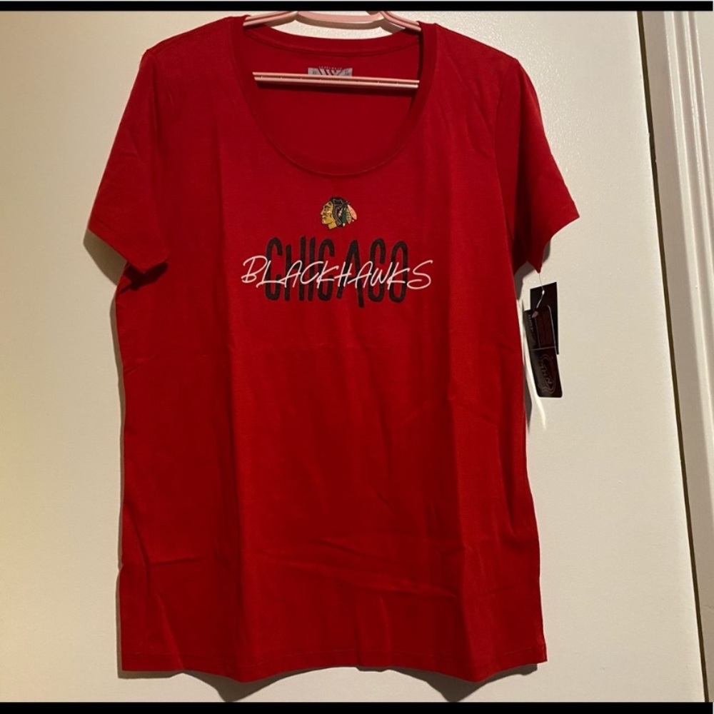 BNWT NHL CHICAGO BLACKHAWKS FITTED T-SHIRT